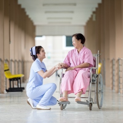 Imagem de uma enfermeira com a paciente