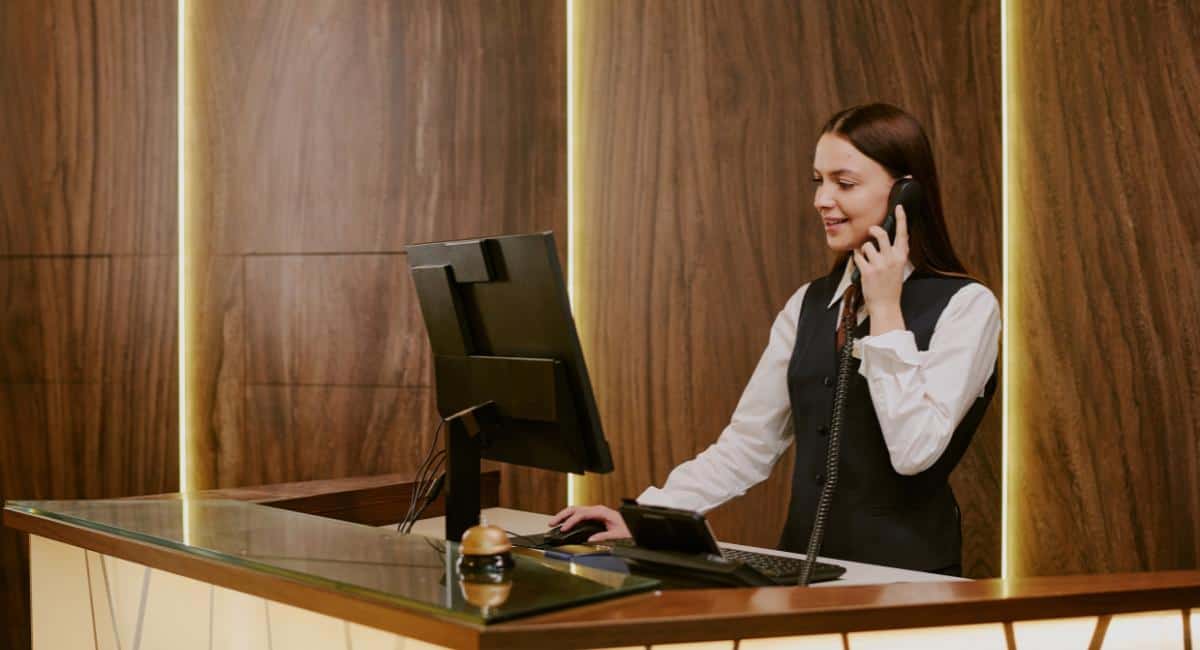 Curso gratuito de recepcionista com certificado digital para enriquecer seu currículo